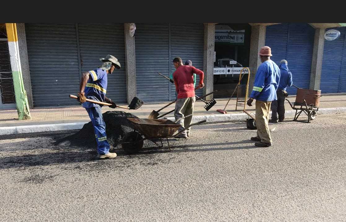 Camacã: Prefeito acompanha recapeamento asfáltico no centro da cidade